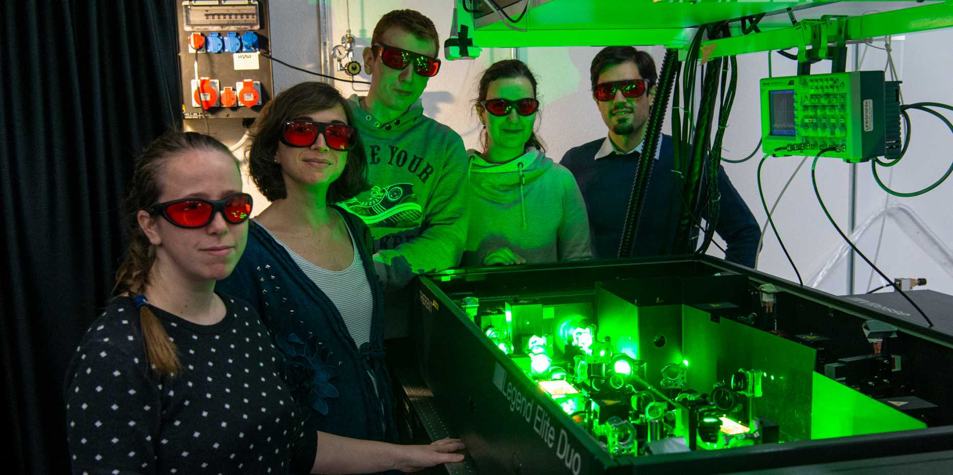 Elsa Abreu and Larissa Boie in their team in the laboratory at the Institute for Quantum Electronics at ETH Zurich (Photo: ETH Zurich/Heidi Hostettler)