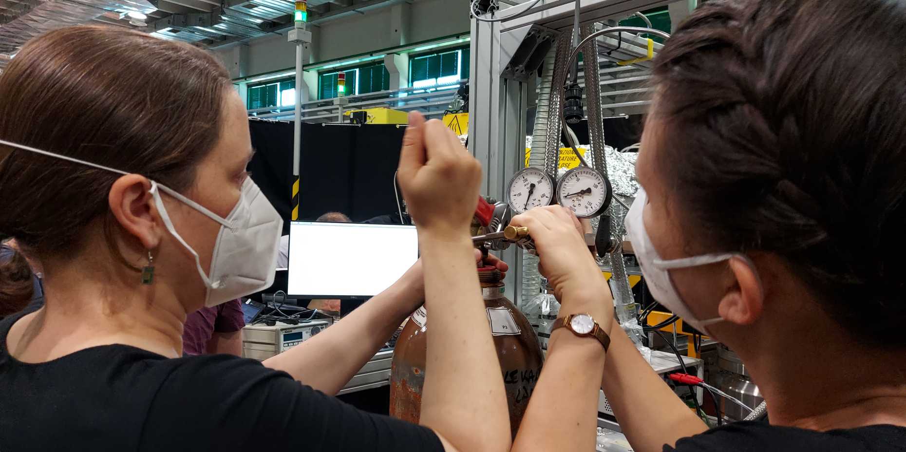 Daniela Rupp and Katharina Kolatzki in their Lab at ETH Zurich (Photo: University of Bern/Alessandro Colombo)