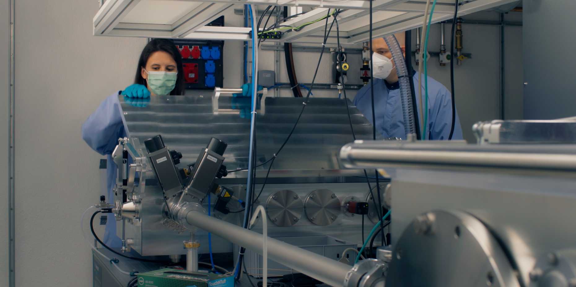 Katharina Kolatzki experimenting in the laboratory of the Nanostructures and Ultrafast X-Ray Science group at ETH Zurich. (Film still: schwarzpictures.com)