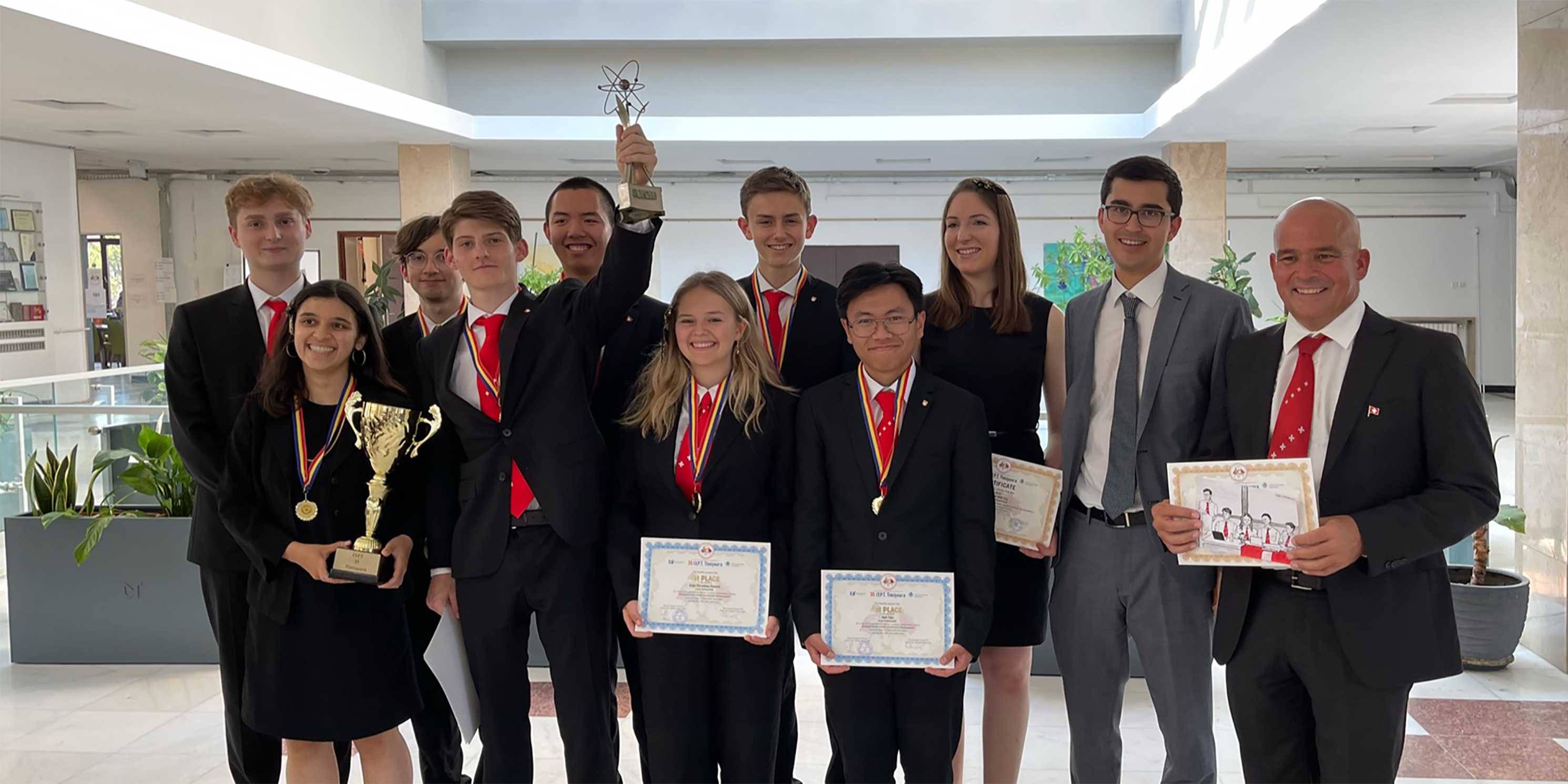 The Swiss delegation in Romania 2022 l.t.r.: Michael Klein (coach), Ophélie Rivière and Jakob Storp (team leaders), Jan Kamm, Jason Hu, Anja Christina Duevel, David Fankhauser, Joel Tan (Swiss team), Emilie Hertig, Eric Schertenleib and Daniel Keller (coaches) 