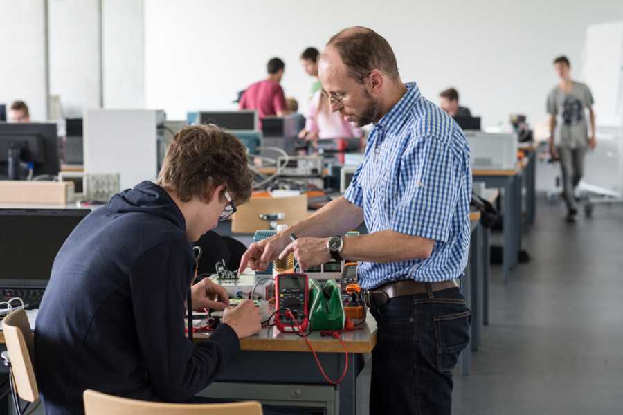 Enlarged view: Berufsbildung Physiklaboranten Messtechnik